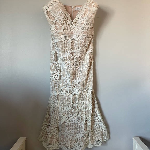 Women’s Jarlo Alicia Bandeau Midi Dress In All Over Lace - Picture 5 of 10